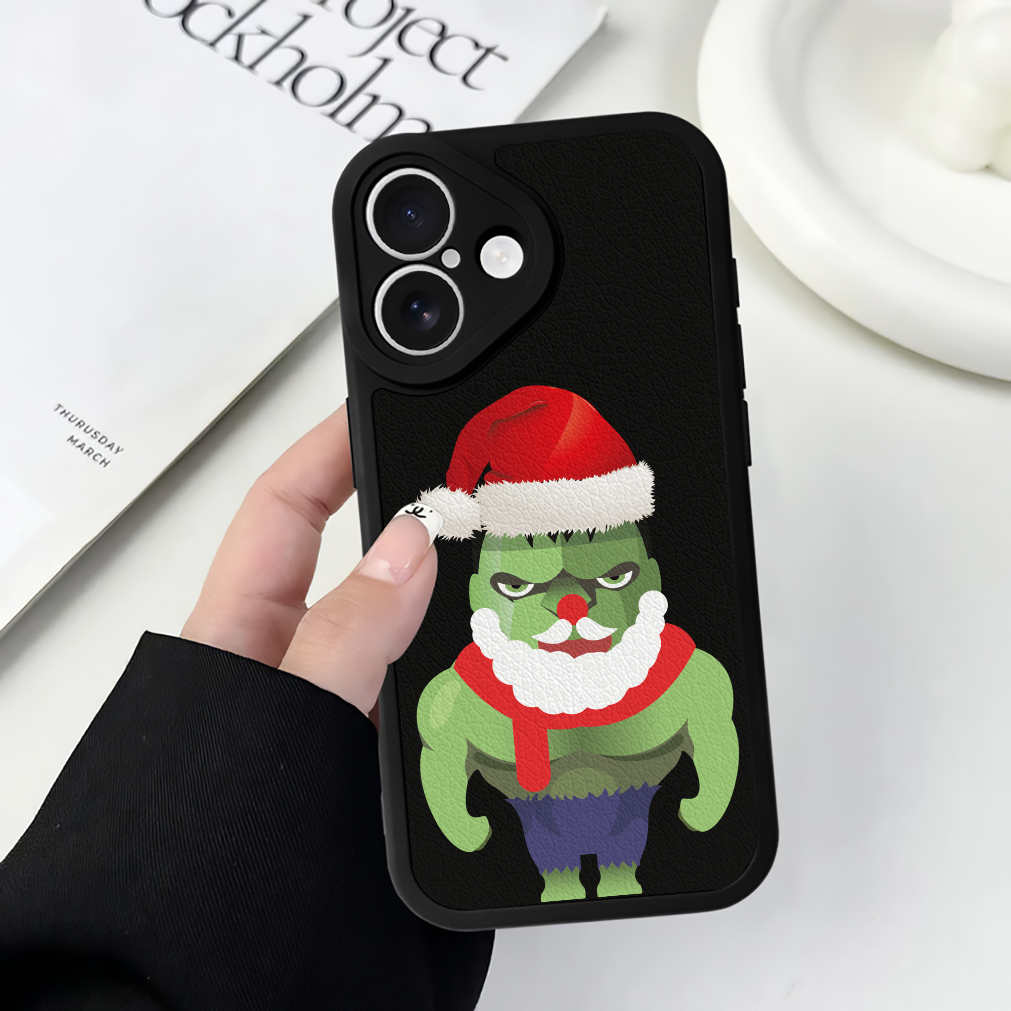 （画像用） アベンジャーズ The Avengers 【iPhone 16シリーズ対応】シリコンスマホケース（レザー調） 材質：シリコン